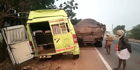 நின்றுகொண்டிருந்த லாரி மீது மோதிய வேன்... திருப்பதி தரிசனத்தை முடித்து திரும்பியபோது சோகம்