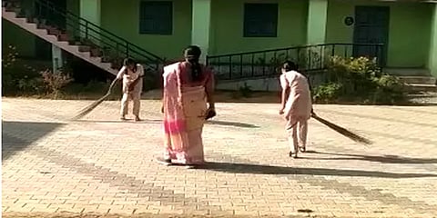 மாணவர்களைக் கொண்டு பள்ளி வளாகத்தை சுத்தம் செய்ய வைத்தேனா?- நீலகிரி ஆசிரியை விளக்கம்