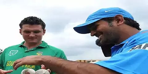 தென்னாப்ரிக்கா டி20 தொடரில் தோனி பங்கேற்கிறாரா? - என்ன சொல்கிறார் கிரீம் ஸ்மித்?