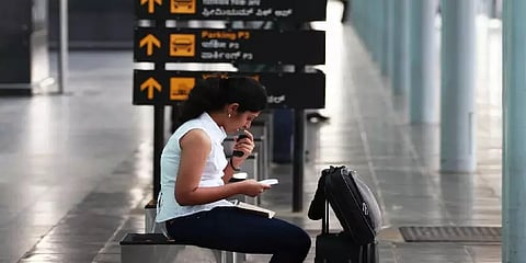 ”ஒரு சின்ன ஸ்மைல்தான்.. அது போதுமே” - பெங்களூரு ஏர்போர்ட் பெண் ஊழியரால் பயணிகள் நெகிழ்ச்சி