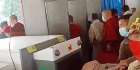 வோட்காவுடன் புத்தக் கோயிலில் நுழைந்த ரஷ்ய புத்த துறவி.. சிறையில் தள்ளிய பீகார் போலீஸ்!