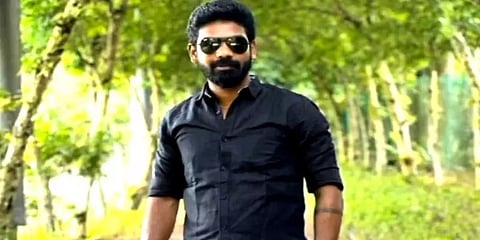 என் கணவர் பல பெண்களை வீடியோ எடுத்து மிரட்டுகிறார் - கணவன் மீது மனைவி பகிரங்க புகார்