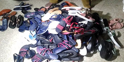 இலங்கைக்கு கடத்த மணலில் புதைத்து வைத்திருந்த 250 ஜோடி உயர்ரக காலணிகள் பறிமுதல்