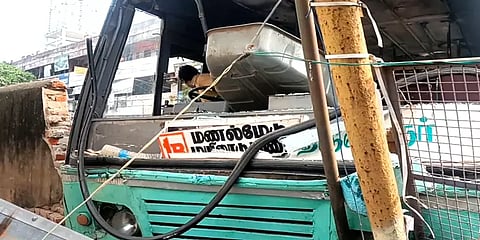 ஓட்டுனர் இன்றி  தானாக ஓடிய அரசு பேருந்து: அலறி அடித்து ஓடிய பொதுமக்கள் - காரணம் என்ன?