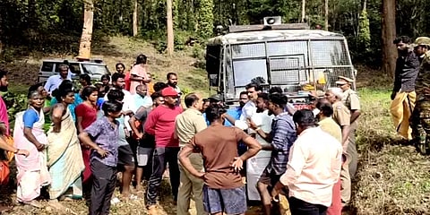 யானை தாக்கி உயிரிழந்தவரின் உடலை வனத்துறை வாகனத்தில் தூக்கிச் செல்ல எதிர்ப்பு