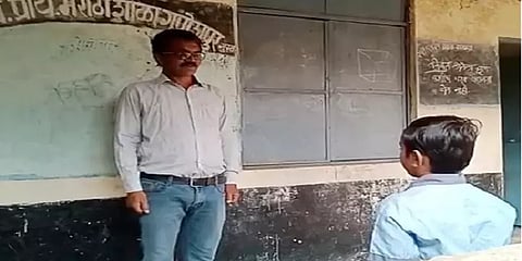 ஒரே ஒரு மாணவர் மட்டும் படிக்கும் பள்ளி.. 12 கி.மீ பயணித்து வகுப்பெடுக்கும் ஆசிரியர்!