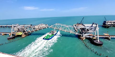 45 நாட்களுக்கு பிறகு திறக்கப்பட்ட பாம்பன் தூக்கு பாலம்: அடுத்தடுத்து கடந்துசென்ற கப்பல்கள்