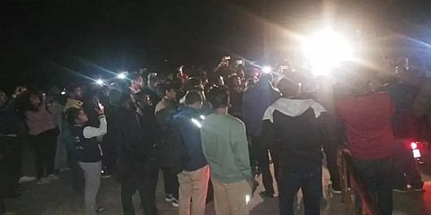 பிபிசி ஆவணப்படம் ஒளிபரப்ப முயன்ற மாணவர்கள் மீது கல்வீசி தாக்குதல் - ஜே.என்.யுவில் பரபரப்பு