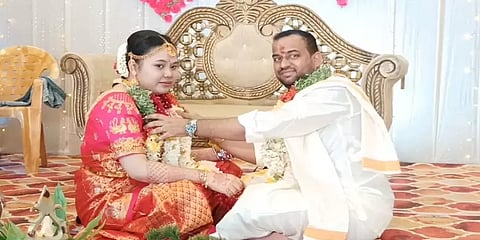 ஹாங்காங் டூ புதுக்கோட்டைக்கு பறந்துவந்த காதல்! தமிழர்களின் பாரம்பரிய முறைப்படி திருமணம்!!