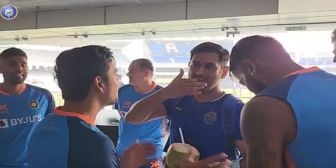 ராஞ்சியில் இந்திய அணி வீரர்களைத் திடீரென சந்தித்த தோனி... ஏன் தெரியுமா?