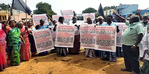 `பஞ்சமி நிலத்தை கார்ப்பரேட்டுக்கு கொடுக்கிறார்கள்’-கிராம சபையை புறக்கணித்து போராடிய மக்கள்