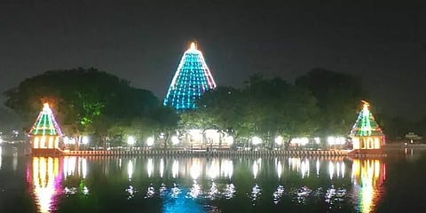 தெப்பத்திருவிழாவுக்காக வண்ண விளக்குகளில் ஜொலிக்கும் மதுரை மாரியம்மன் தெப்பக்குளம்
