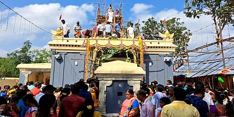 ஸ்ரீ வரதராஜ பெருமாள் கோவில் கும்பாபிஷேகம் - கோவிந்தா கோஷமிட்டு பக்தர்கள் வழிபாடு