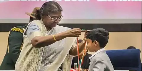 ஐன்ஸ்டீனை விட அதிக IQ லெவல்.. 8 வயதில் பால் புரஸ்கார் வாங்கி அசத்திய சிறுவன் ரிஷி ஷிவ்!