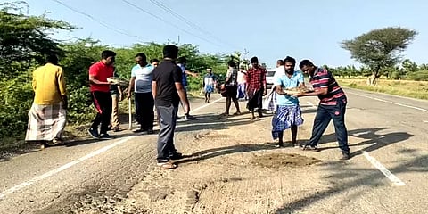 குண்டும் குழியுமான சாலையை மக்களோடு சேர்ந்து சீர் செய்த காவலர்கள்! குவியும் பாராட்டுகள்