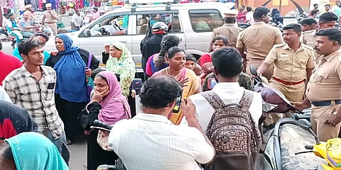 தஞ்சை: கவர்ச்சிகரமான விளம்பரம் செய்து நூதன மோசடி... நகை கடை முன் குவிந்த பொதுமக்கள்