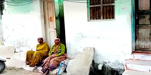 "ஆதார் எண்ணை எங்ககிட்ட பதிவு செய்ங்க... மாசம் 500 ரூபாய் வரும்"- மூதாட்டியை ஏமாற்றி கொள்ளை