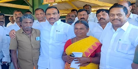 " THE ELEPHANT WHISPERERS" ஆவணப் படத்தில் நடித்த பழங்குடியின தம்பதிகளை பாராட்டிய ஆ.ராசா!