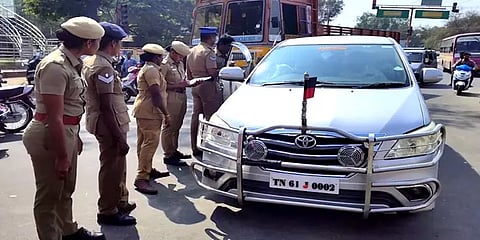 ஈரோடு கிழக்கு இடைத்தேர்தல்: தீவிர வாகன சோதனையில் ஈடுபட்டுள்ள போலீசார்