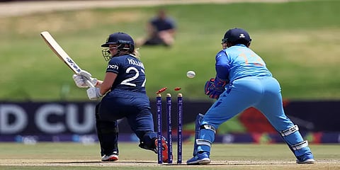 யு19 மகளிர் உலகக்கோப்பை:இந்திய மகளிர் அணி அபார பந்துவீச்சு - 68 ரன்களில் சுருண்ட இங்.