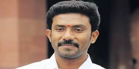 `அதிமுக மக்களவை தலைவர் ரவீந்திரநாத்' - நாடாளுமன்ற அமைச்சரின் அழைப்பால் சலசலப்பு!