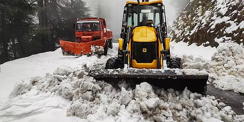 குல்மார்க்கை மூடிய பனிப்பொழிவு - சாலைகளை சுத்தம் செய்யும் பணியில் அதிகாரிகள்