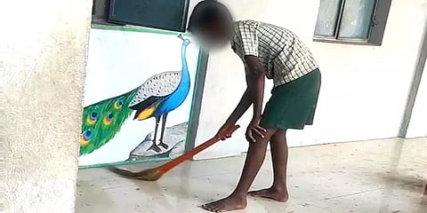 சீருடையில் பள்ளி வளாகத்தை சுத்தம் செய்யும் அரசுப்பள்ளி மாணவர்கள் - சென்னையில் அவலம்