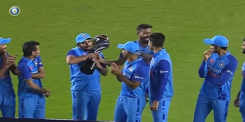 தோனி வழியில்... கோப்பையை பிருத்வி ஷா கையில் கொடுத்து அழகு பார்த்த ஹர்திக் பாண்டியா