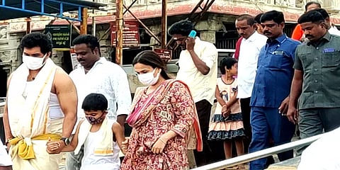 திருச்செந்தூர் முருகன் கோவிலில் சௌந்தர்யா ரஜினிகாந்த் குடும்பத்துடன் சாமி தரிசனம்