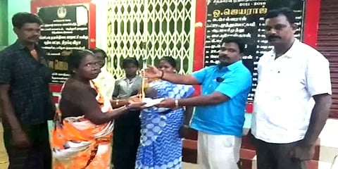 சாலையில் கிடந்த 8 சவரன் நகை: மீட்டு போலீசாரிடம் ஒப்படைத்த தூய்மை பணியாளர்கள்