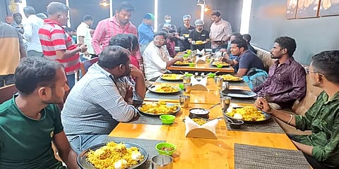 நாமக்கல்: மூன்று தட்டு பிரியாணி சாப்பிட்டு முதல் பரிசை தட்டித் தூக்கிய இளைஞர்