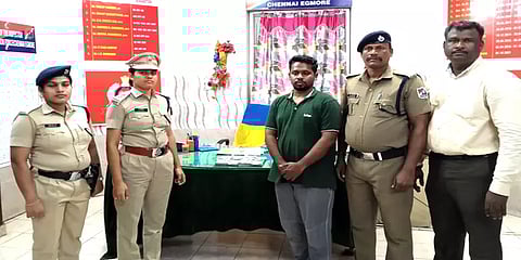 சென்னை: சந்தேகத்திற்கிடமான நபரை சோதனை செய்ததில் சிக்கிய அமெரிக்க டாலர்கள்