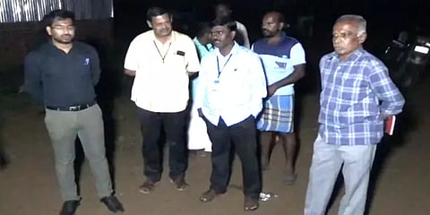 கல்குவாரியில் பதுக்கி வைத்திருந்த 15 டன் ரேஷன் அரிசி பறிமுதல் - அதிகாரிகள் அதிரடி