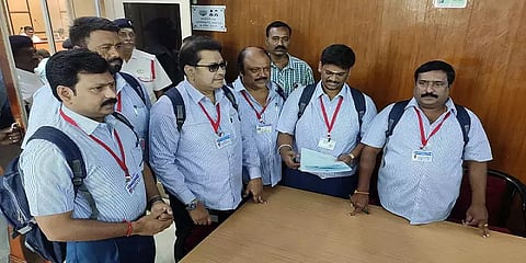 சீருடை - ஐ.டி கார்ட் அணிந்து புத்தகப்பையுடன் சட்டப்பேரவைக்கு சென்ற புதுச்சேரி திமுகவினர்!