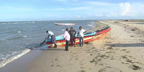 தனுஷ்கோடியில் கரை ஒதுங்கிய ஆளில்லா இலங்கை படகு .. விசாரணையில் வெளிவந்த தகவல்