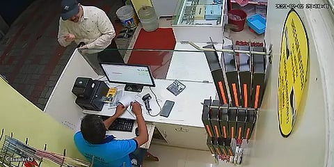 வெளிநாட்டு கரன்சிகளை மாற்றுவதுபோல் நூதனக்கொள்ளை முயற்சி - நாமக்கல் போலீசார் வலைவீச்சு