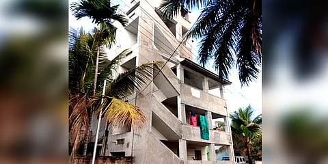 திடீரென வந்த காதலியின் தாய்! மாடியிலிருந்து கீழே குதித்த மாணவருக்கு நேர்ந்த சோகம்!