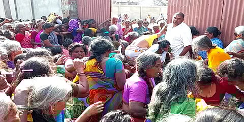 வாணியம்பாடி: தனியார் வேட்டி சேலை வழங்கும் விழாவில் கூட்ட நெரிசலில் சிக்கி 4 பெண்கள் பலி!