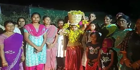 நிலா பெண்ணே... சிறுமியை ஆவாரம் பூக்களால் அலங்கரித்து அம்மனுக்கு நூதன வழிபாடு