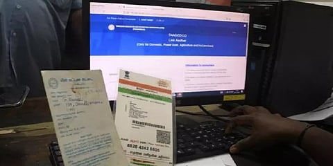 மின் இணைப்புடன் ஆதார் எண்ணை இணைப்பதில் குளறுபடி?-திட்டமே வீணாவதாக மின்வாரியம் காட்டம்!