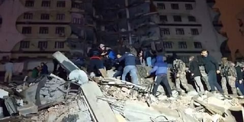 துருக்கி நிலநடுக்கம்: இதுவரை 500க்கும் மேற்பட்டோர் உயிரிழப்பு; நூற்றுக்கணக்கானோர் படுகாயம்