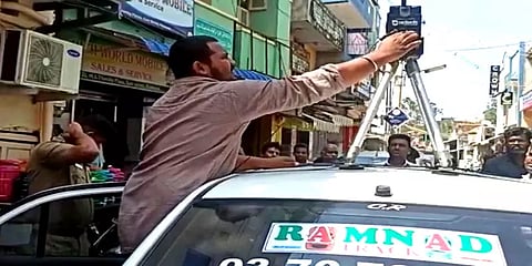 கீழக்கரையில் அனுமதியின்றி வீடியோ எடுத்த ஆந்திர இளைஞர்கள் - போலீசில் ஒப்படைத்த பொதுமக்கள்!