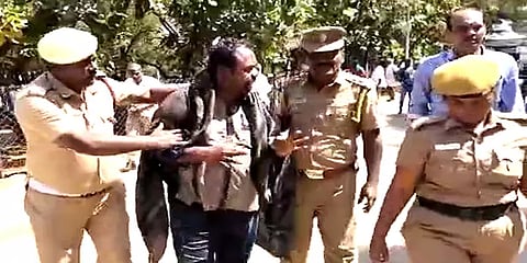 திண்டுக்கல்:”அபகரித்த நிலத்தை மீட்டுத்தாங்க”.. கணவன்-மனைவி தீக்குளிக்க முயன்றதால் பரபரப்பு