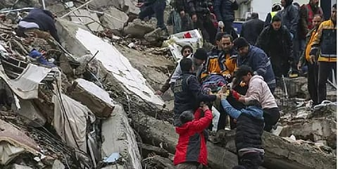 தூக்கத்திலேயே உறைந்த உயிர்கள்..மீளா துயரில் துருக்கி, சிரியா-நிலநடுக்கத்தால் 1300 பேர் பலி