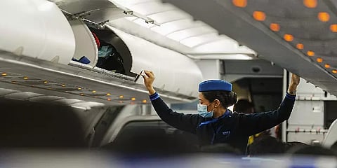 கேன்சர் நோயாளிக்கு உதவாமல் இறக்கிவிட்ட பணிப்பெண்கள்.. விமானத்தில் நடந்த கொடூரம்!