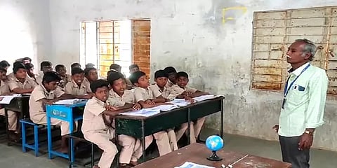 மாணவர்களின் கல்விதான் முக்கியம் - 12 ஆண்டுகளாக விடுப்பே எடுக்காத அரசுப்பள்ளி ஆசிரியர்!