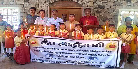 துருக்கியின் துயரச் சம்பவம்: மெழுகுவர்த்தி ஏந்தி தீப அஞ்சலி செலுத்திய பள்ளிக் குழந்தைகள்!