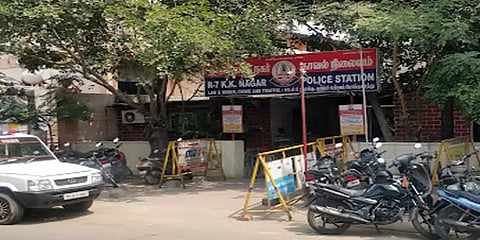 `என் வீட்டின் முன் வேறொருத்தர் கார்-ஐ நிறுத்துவதா?’- வீட்டு உரிமையாளரின் செயலால் அதிர்ச்சி