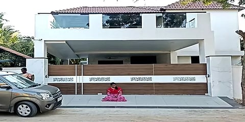 "கோர்ட் சொல்லியும் குழந்தைகளை தர மாட்டிங்குறாங்க” - தர்ணாவில் ஈடுபட்ட தாசில்தார் மனைவி