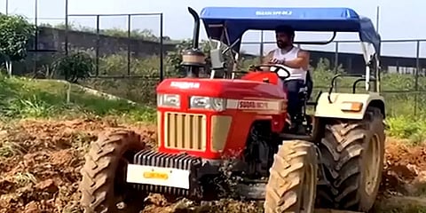 ”விவசாயி.. விவசாயி.. கடவுள் எனும் முதலாளி”.. டிராக்டர் ஓட்டி நிலத்தை உழுத தோனி! வீடியோ